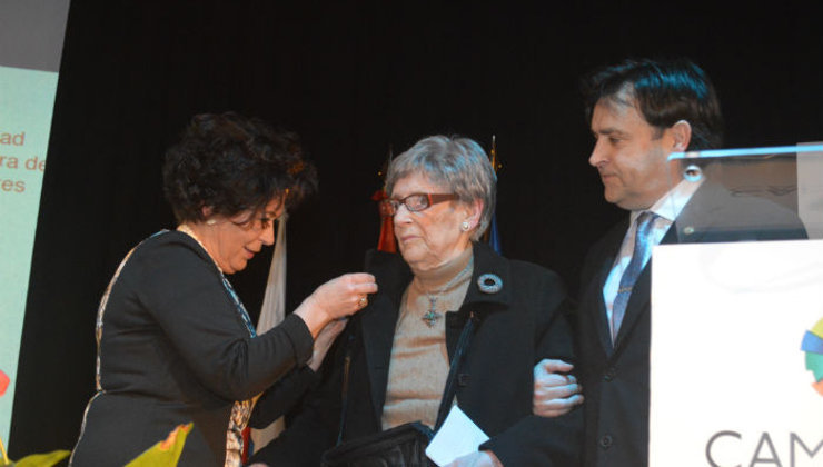 Imagen del homenaje recibido en el III Día de las Letras de Cantabria celebrado en 2014 Foto Ayuntamiento de Camargo