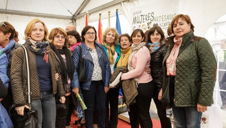 Díaz Tezanos en la Feria de Mujeres Artesanas de Cantabria