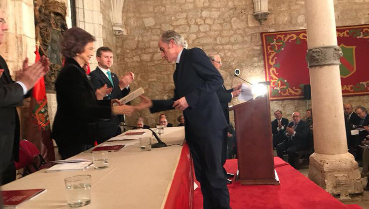 El alcalde de Arnuero, José Manuel Igual, recibe el premio de manos de la Reina Emérita Doña Sofía. Foto: Ecoparque de Trasmiera
