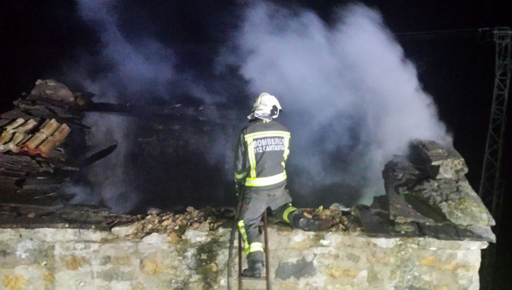 Incendio en una cuadra en San Roque de Riomiera