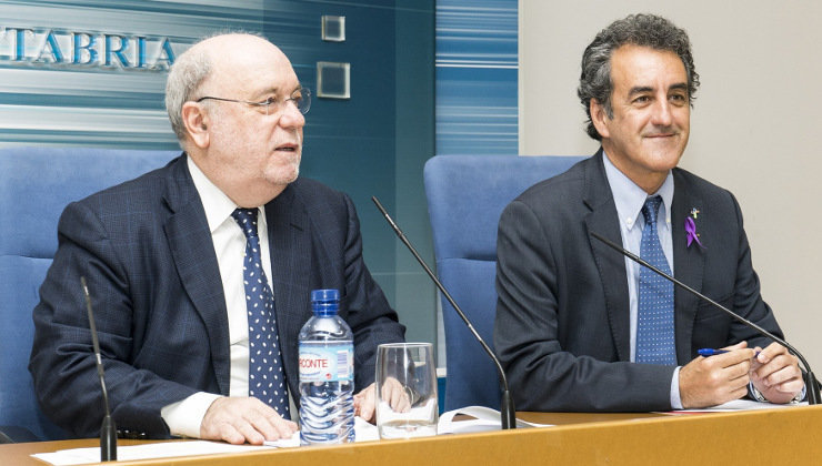 El consejero de Economía, Juan José Sota, y el de Industria, Francisco Martín, durante la rueda de prensa