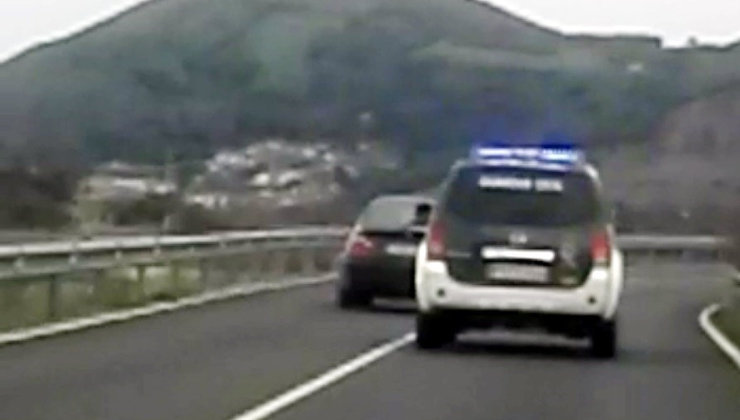 La Guardia Civil evita un accidente al escoltar el coche de un conductor enfermo que iba haciendo eses