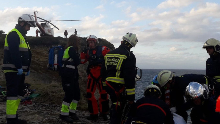 Los bomberos han rescatado el cuerpo de un hombre de los acantilados de Cabo Menor