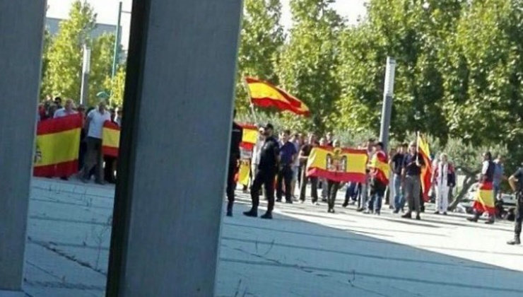 Un grupo de ultras, con banderas de España, increpan a los miembros de Unidos Podemos a las puertas de su asamblea en Zaragoza foto publico