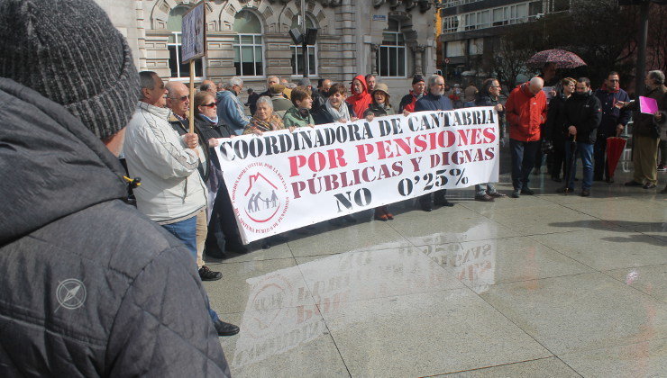 Manifestación de los pensionistas en el Ayuntamiento de Santander. Foto: edc