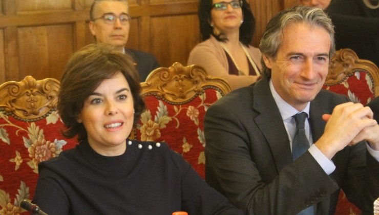La vicepresidenta Soraya Sáenz de Santamaría, junto al ministro de Fomento Íñigo de la Serna. Foto: edc