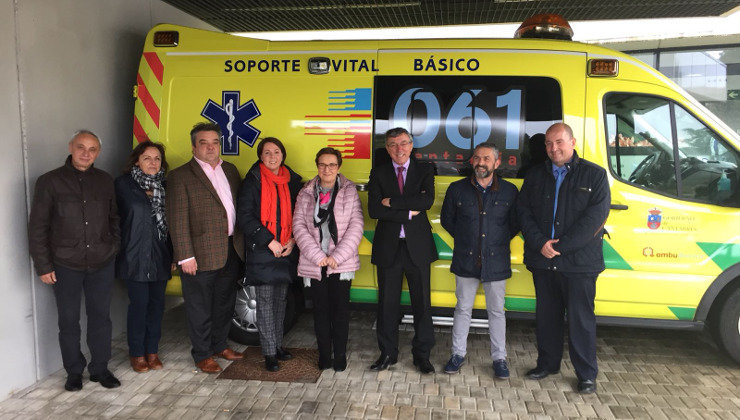 Representantes del Ayuntamiento de Noja y la Consejería de Sanidad, durante la presentación de la nueva ambulancia