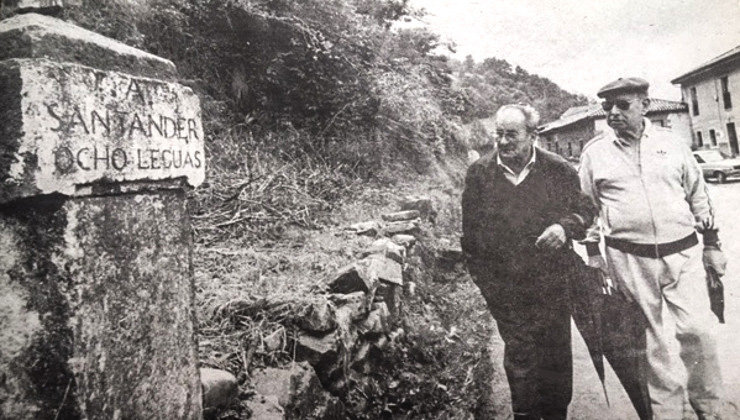 Vicente Riancho y Alejandro Coto camino del lugar donde sucedieron los hechos hace más de 50 años. Fotografía: Nacho Romero y Archivo Saiz Viadero