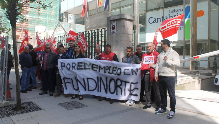 Los trabajadores de Fundinorte, frente a la sede del Gobierno de Cantabria. Foto: edc