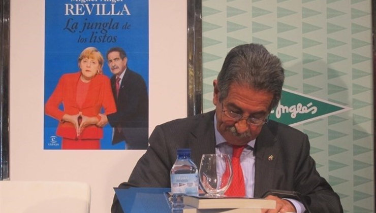 Miguel Ángel Revilla durante la firma de ejemplares de su segundo libro