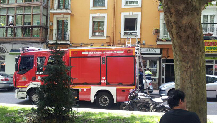 Bomberos de Santander sofocan el incendio en la calle Vargas