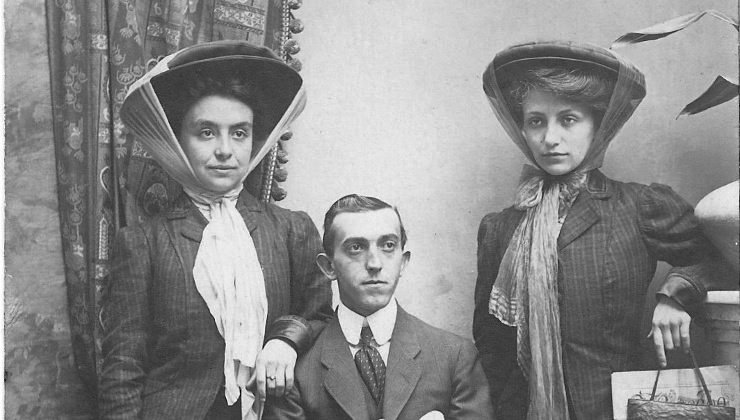 Las hermanas Irene (dcha.) y María de Lámbarri, en Valmaseda 1908. Cortesía de Ignacio Lámbarri Galicia