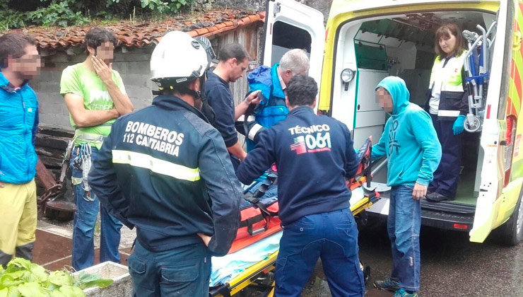 Evacuación de la escaladora que ha sufrido un accidente en La Hermida