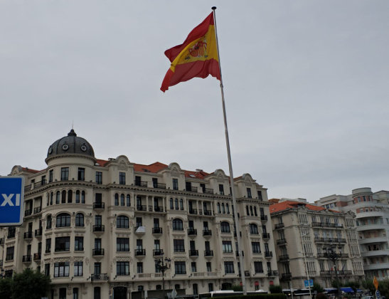 La bandera de España vuelve a ondear en Puertochico