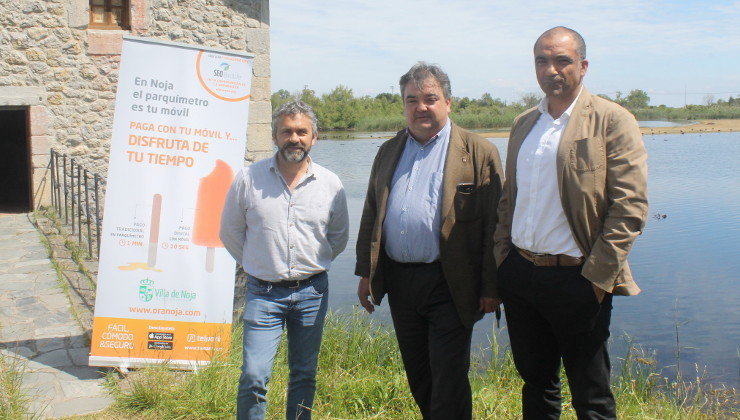 El concejal de Medio Ambiente, Javier Martín, el alcalde de Noja, Miguel Ángel Ruiz Lavín, y el gerente de Dornier, David Soto