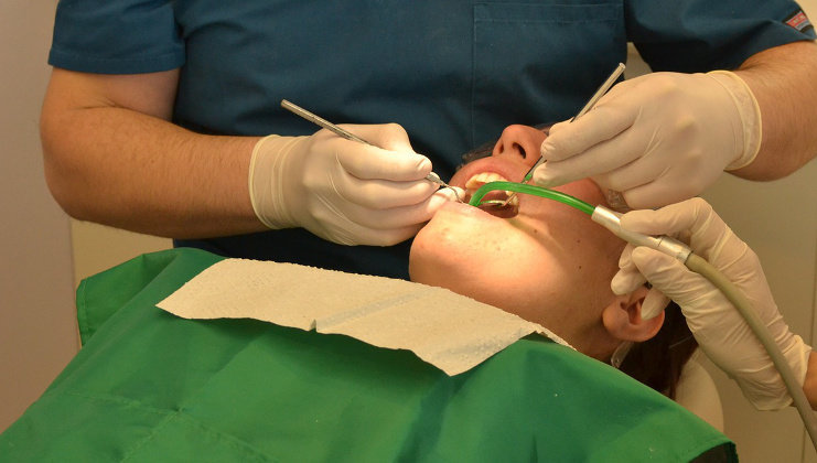 El dentista quitó todos los dientes de la paciente y no pudo ponerle las prótesis