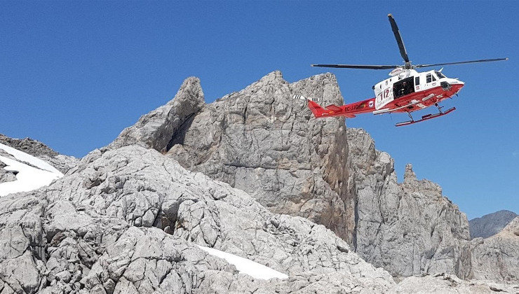 El helicóptero del Gobierno de Cantabria, durante el rescate en Picos de Europa