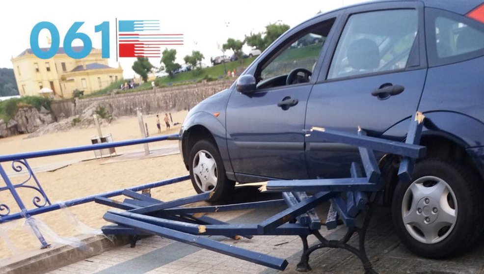 El coche se llevó por delante un banco de la playa del Camello. Foto: 061