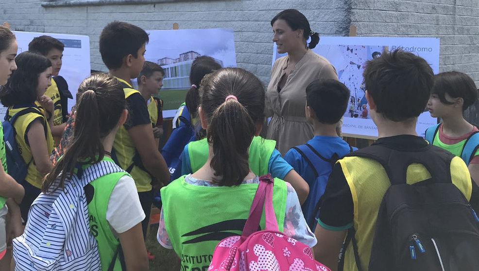 La alcaldesa de Santander, Gema Igual, explica el proyecto a un grupo de escolares
