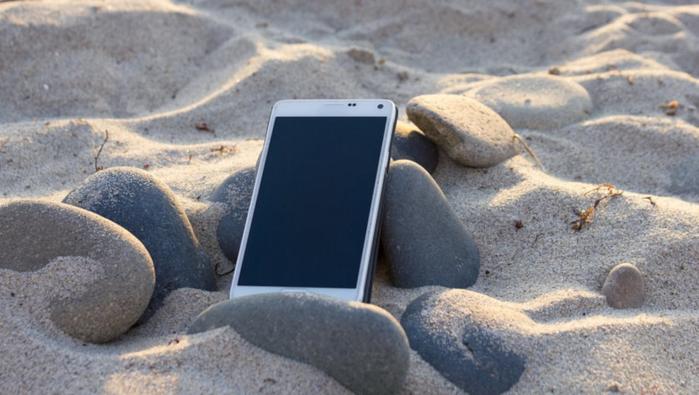 Teléfono móvil en la playa