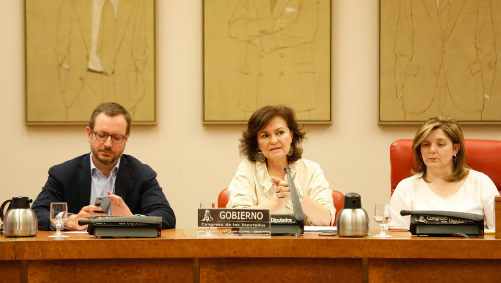 La vicepresidenta del Gobierno y ministra de la Presidencia, Relaciones con las Cortes e Igualdad, Carmen Calvo, en el centro de la imagen