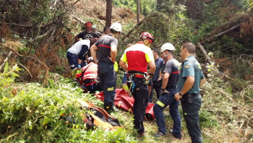 Efectivos de emergencias, durante la atención al hombre herido en Soba. Foto: 112 Cantabria