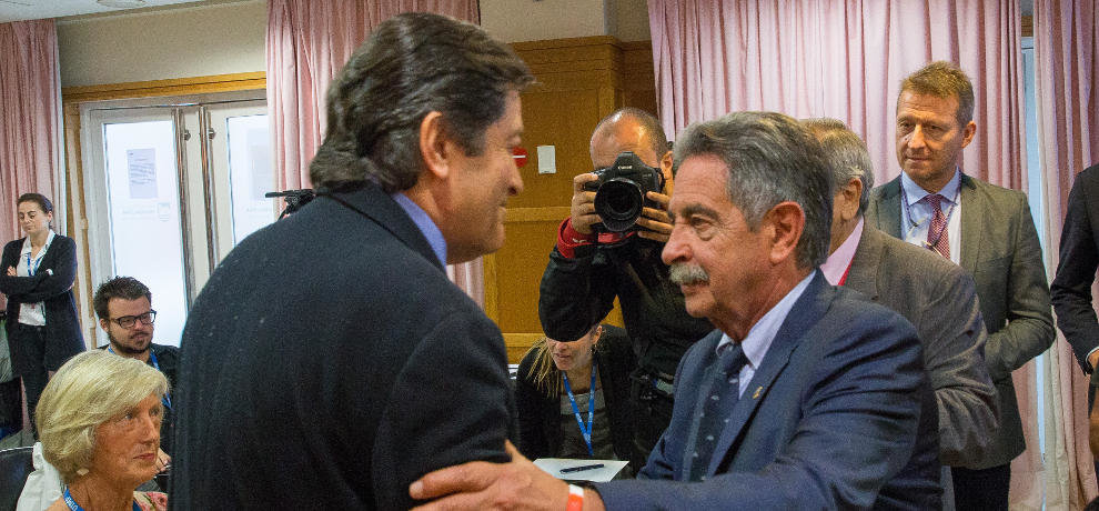 El presidente de Asturias, Javier Fernández, y el de Cantabria, Miguel Ángel Revilla, se saludan en la UIMP