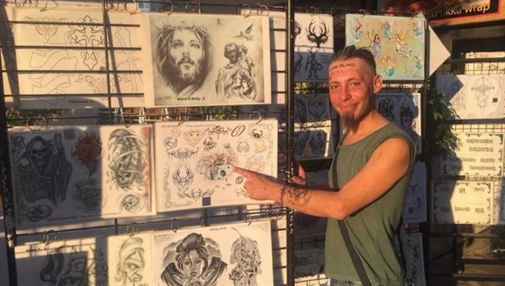 Tomek, el indigente tatuado en la frente en Benidorm