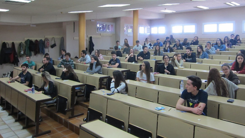 Los estudiantes cántabros realizan la EBAU en la Facultad de Físicas o en Caminos, Canales y Puertos