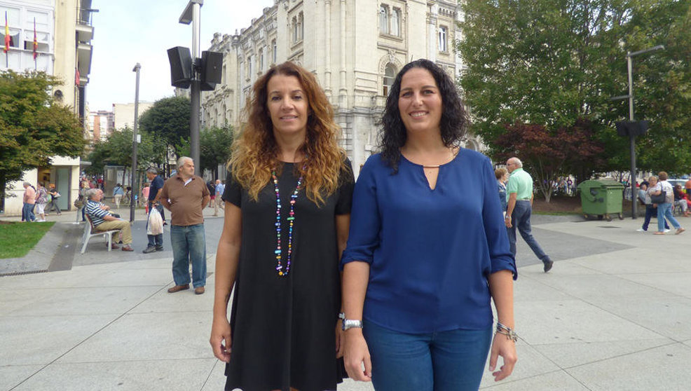 La presidenta de OlaCantabria, Lidia Laso y la concejala no adscrita Cora Vielva