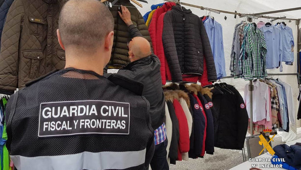 La Guardia Civil ha incuatado varias cazadoras en el mercadillo de Santoña