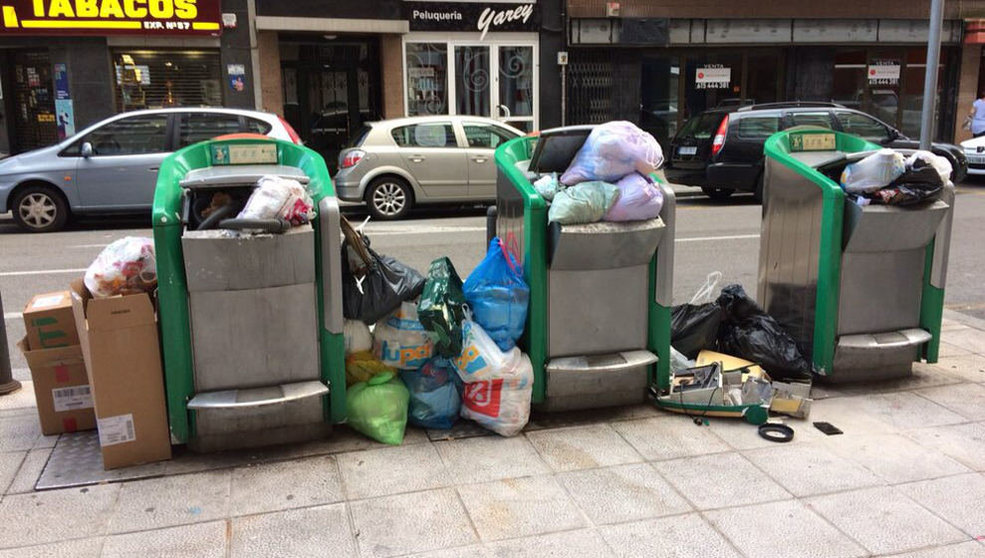 Contendores desbordados de basura en Santander
