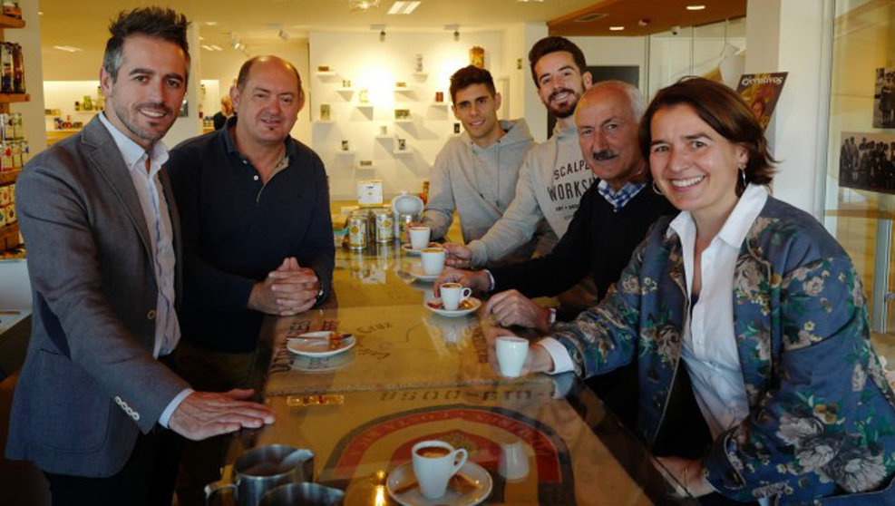 Representantes de Café Dromedario y del Racing, durante la cata de productos