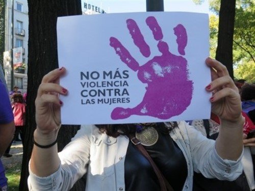 Cartel contra la violencia de género durante una manifestación