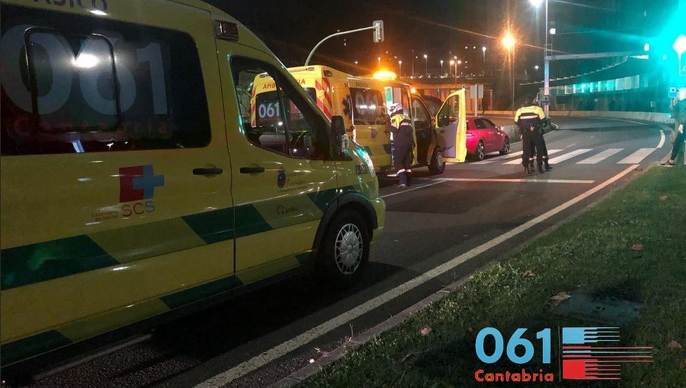 Dos ambulancias trasladaron a los jóvenes hasta Valdecilla