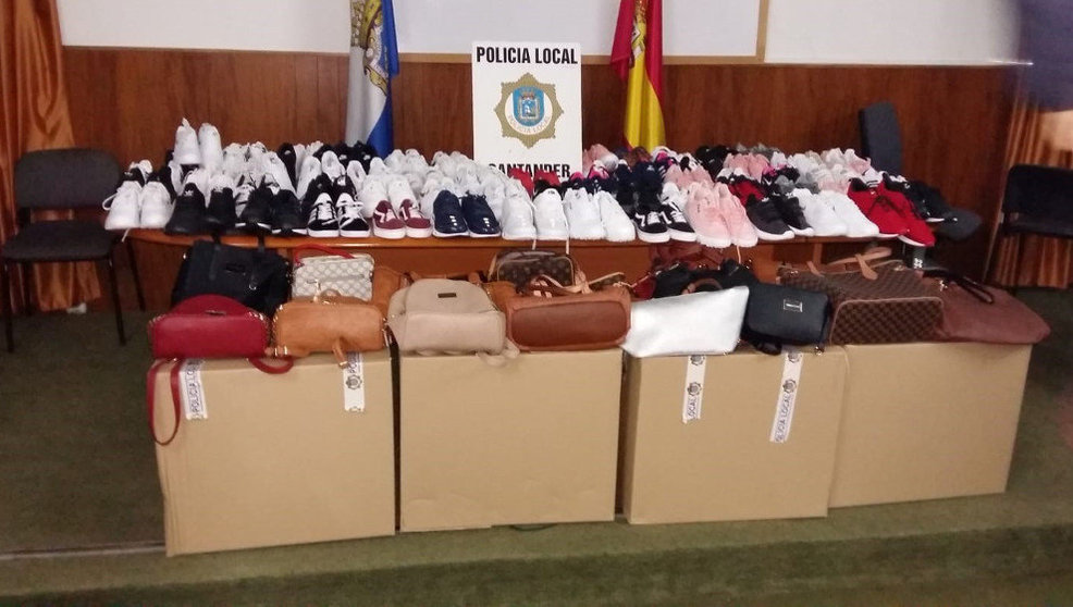 Zapatillas y bolsos incautados por la Policía Local de Santander