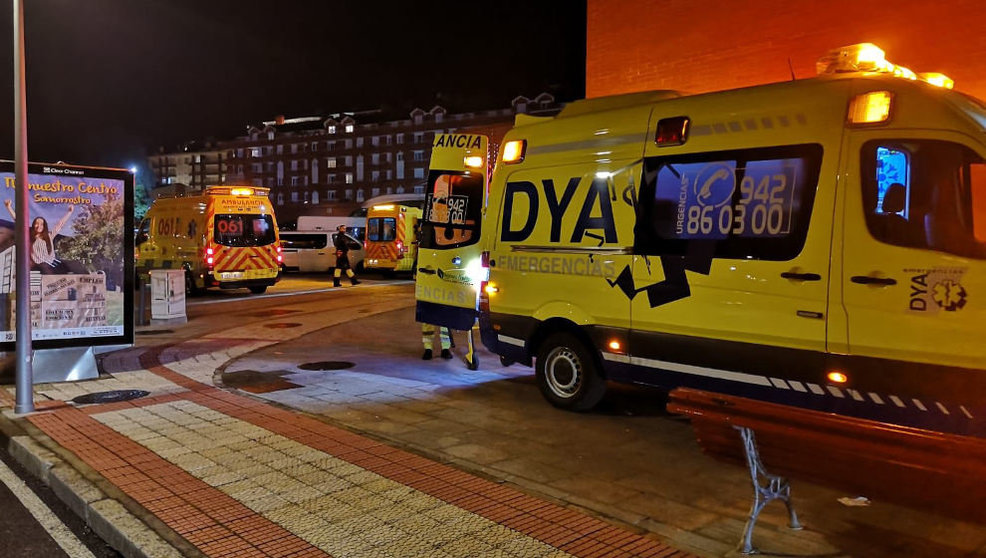 Ambulancia de DYA Cantabria junto al polideportivo Pachi Torre | Foto: Twitter