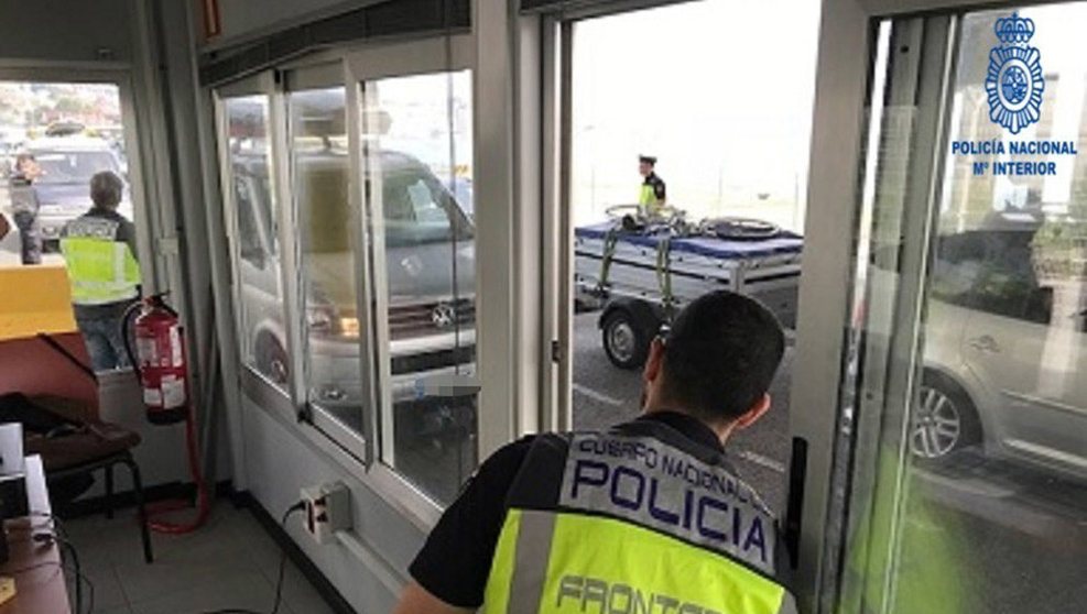 Las cuatro personas han sido detenidas en el Puerto de Santander