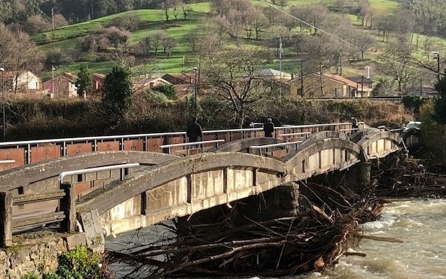 Daños de las inundaciones en un puente en Los Corrales