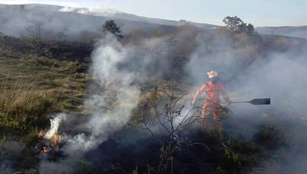 Permanecen activos dos focos de incendios forestales en Cantabria