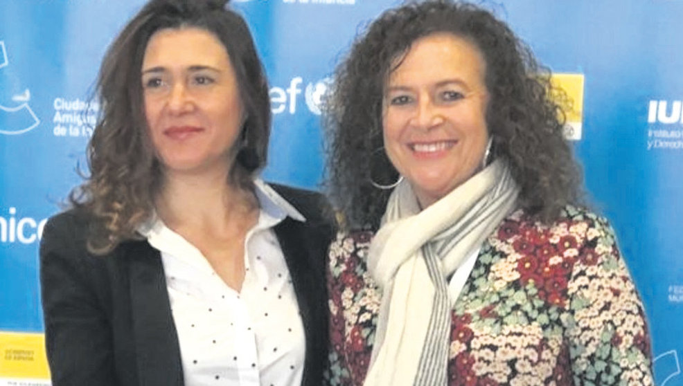 La concejala de Igualdad, Vanesa Sánchez, y la alcaldesa de Comillas, Teresa Noceda