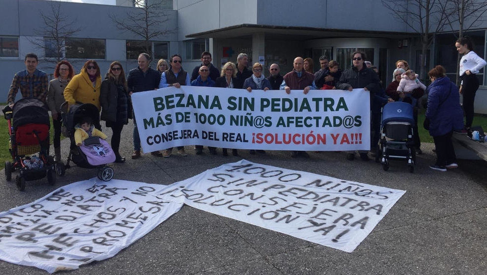 Concentración por la falta de pediatra en Santa Cruz de Bezana