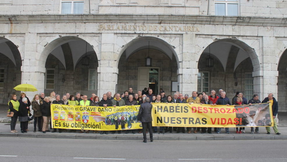 Miemrbos de AMA manifestándose frente al Parlamento de Cantabria | Foto: edc