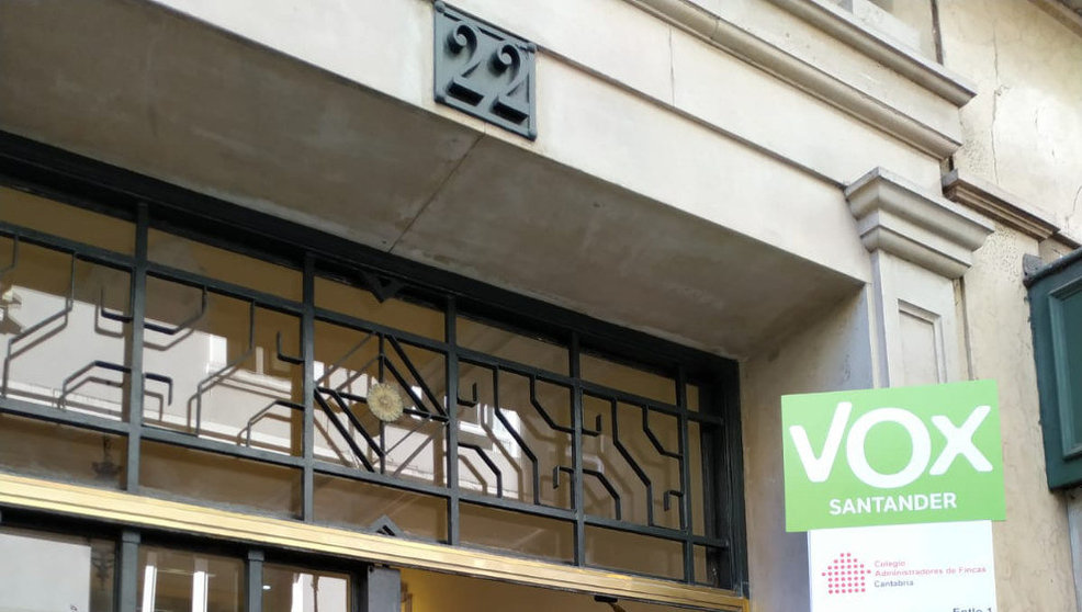 Placa de la sede de VOX Santander
