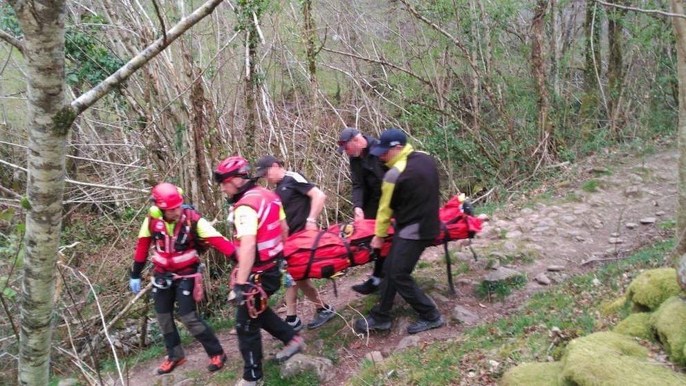 Rescate del 112 Cantabria a una senderista accidentada en Vega de Pas