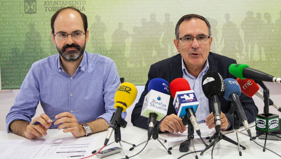 El concejal de Recursos Humanos, José Luis Urraca, y el alcalde de Torrelavega, José Manuel Cruz Viadero