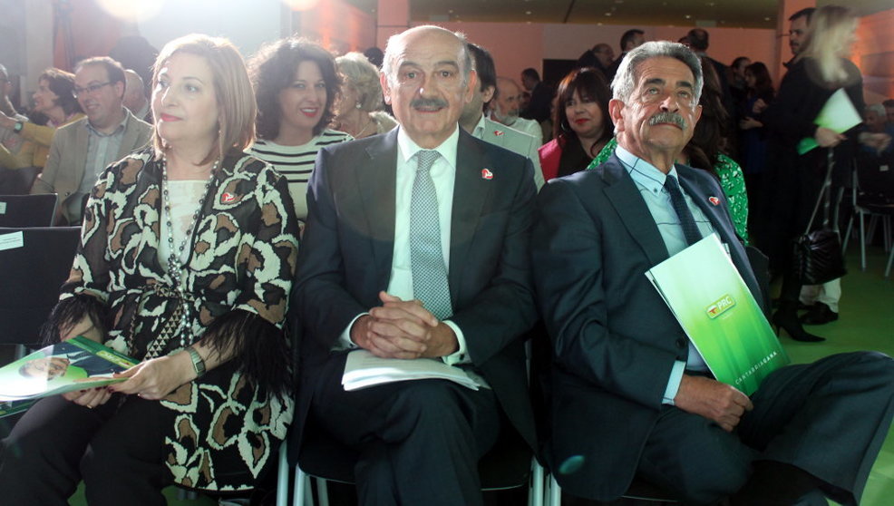 Rosa Valdés, José María Mazón y Miguel Ángel Revilla, durante el acto del PRC | Foto: edc