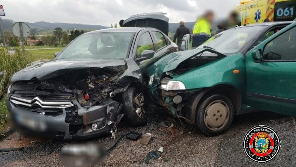 Dos de los vehículos implicados en el accidente | Foto: Bomberos de Santander (Twitter)
