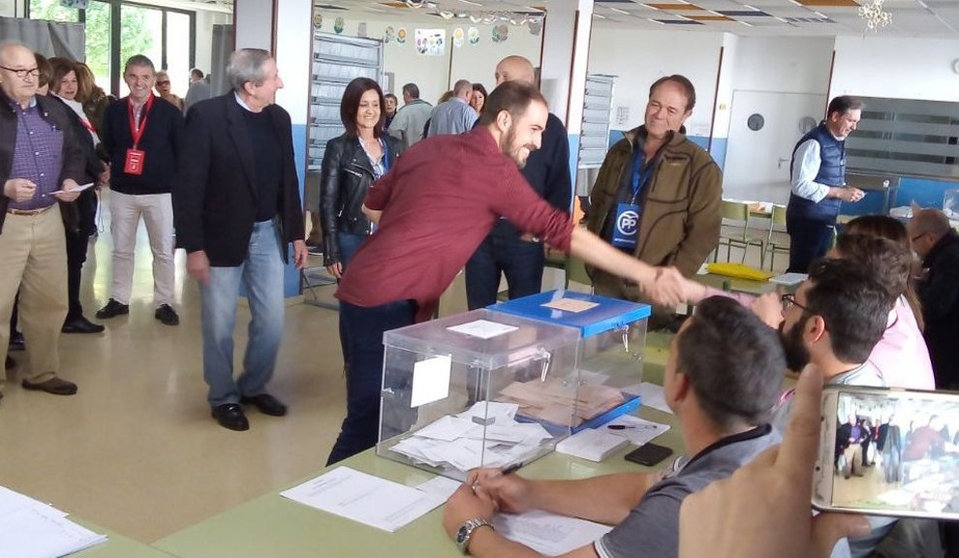 Luis del Piñal ejerciendo su derecho a voto en el 28A