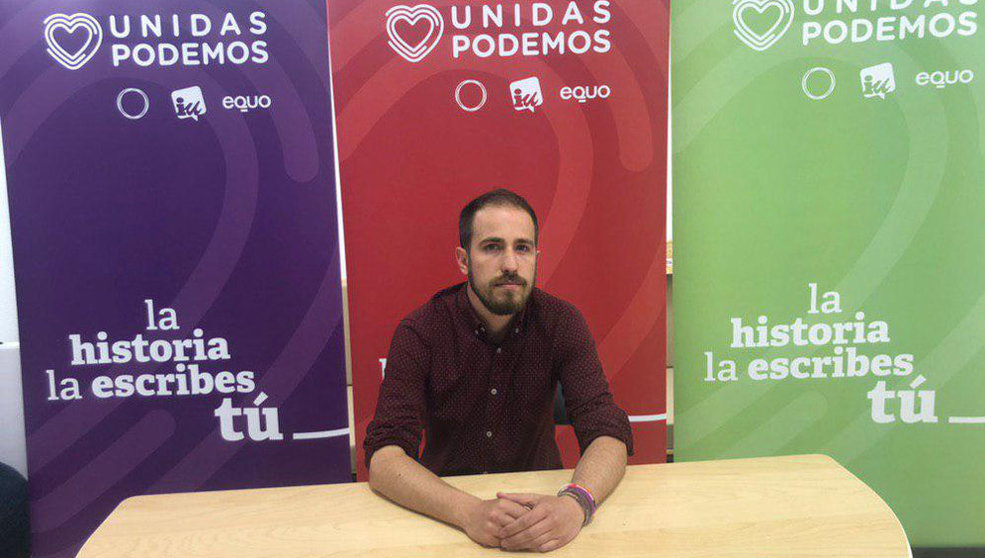 El candidato de Unidas Podemos en Cantabria, Luis del Piñal, durante la rueda de prensa | Foto: edc